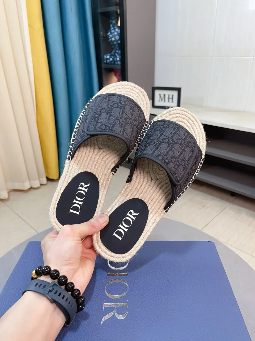 Men's men's shoes💰320🌸🌸High-end version. DIOR💁Men's slippers, high-end and upscale [strong][strong], compare quality at counters. The upper is hand-drawn, a combination of native hemp and raw rubber sole [strong][strong], breathable and non-slip outsole [rose][rose], breathable and comfortable lambskin lining, density 100% comfortable [gift][gift], original wear-resistant code number 38-44. Can be customized 45-46-47